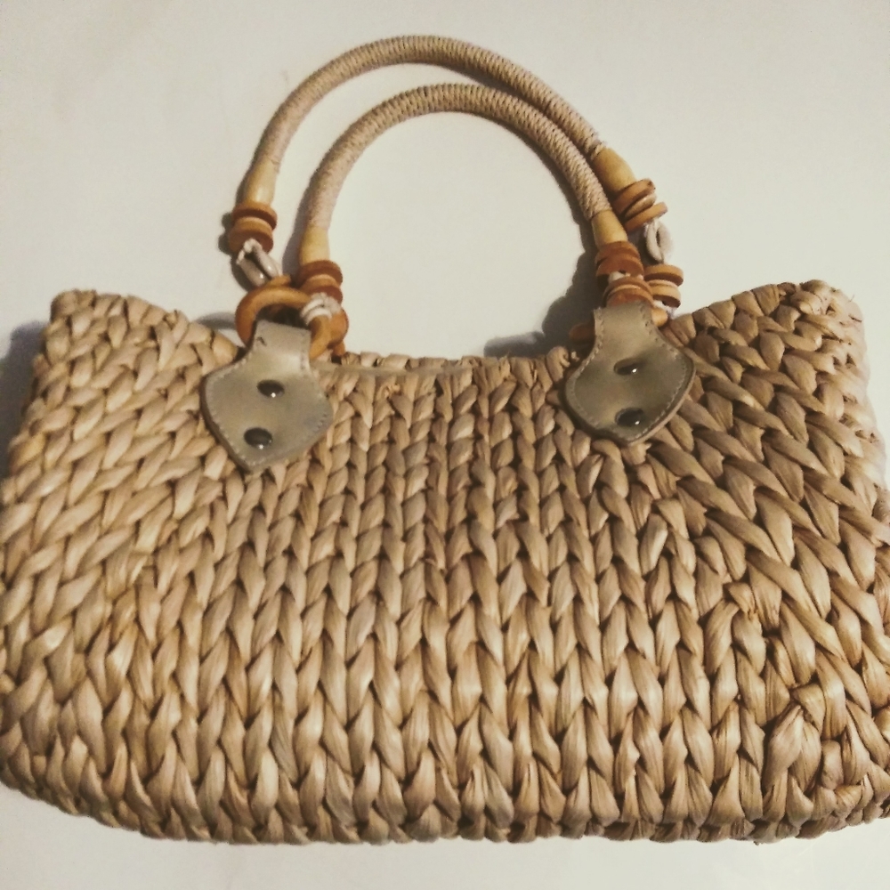 White stag straw purse with shells on handles